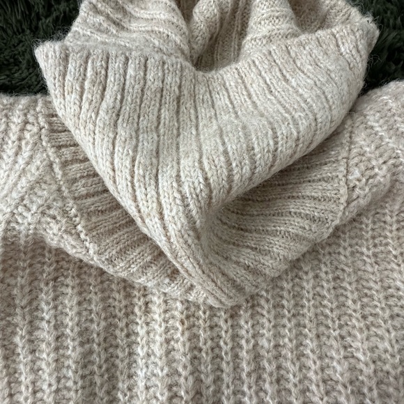NWT Old Navy turtleneck sweater! - Picture 9 of 9
